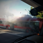 Un autobús de la EMT se incendia y provoca una gran columna de humo en la V-30