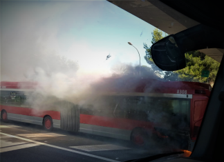 Un autobús de la EMT se incendia y provoca una gran columna de humo en la V-30 