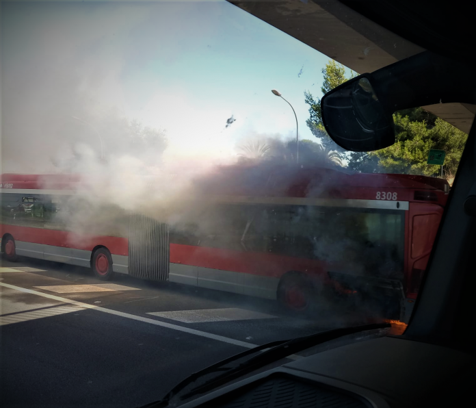 Un autobús de la EMT se incendia y provoca una gran columna de humo en la V-30