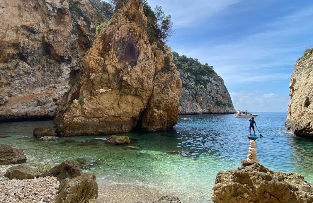 En Caló, la cala secreta y paradisíaca de la costa valenciana