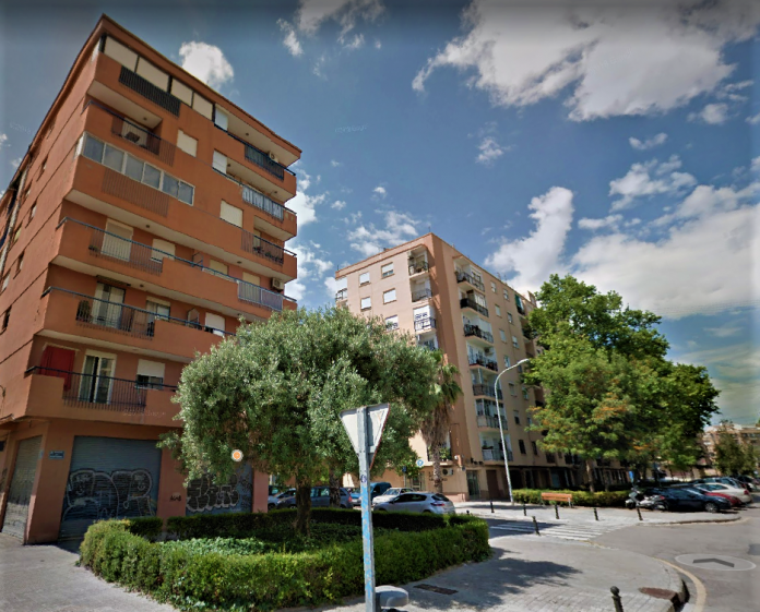 Detienen a tres menores de Valencia por lanzar vasos a la Policía desde un balcón