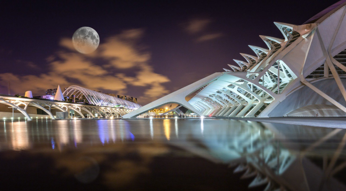 La superluna "de fresa" iluminará este jueves la ciudad de Valencia