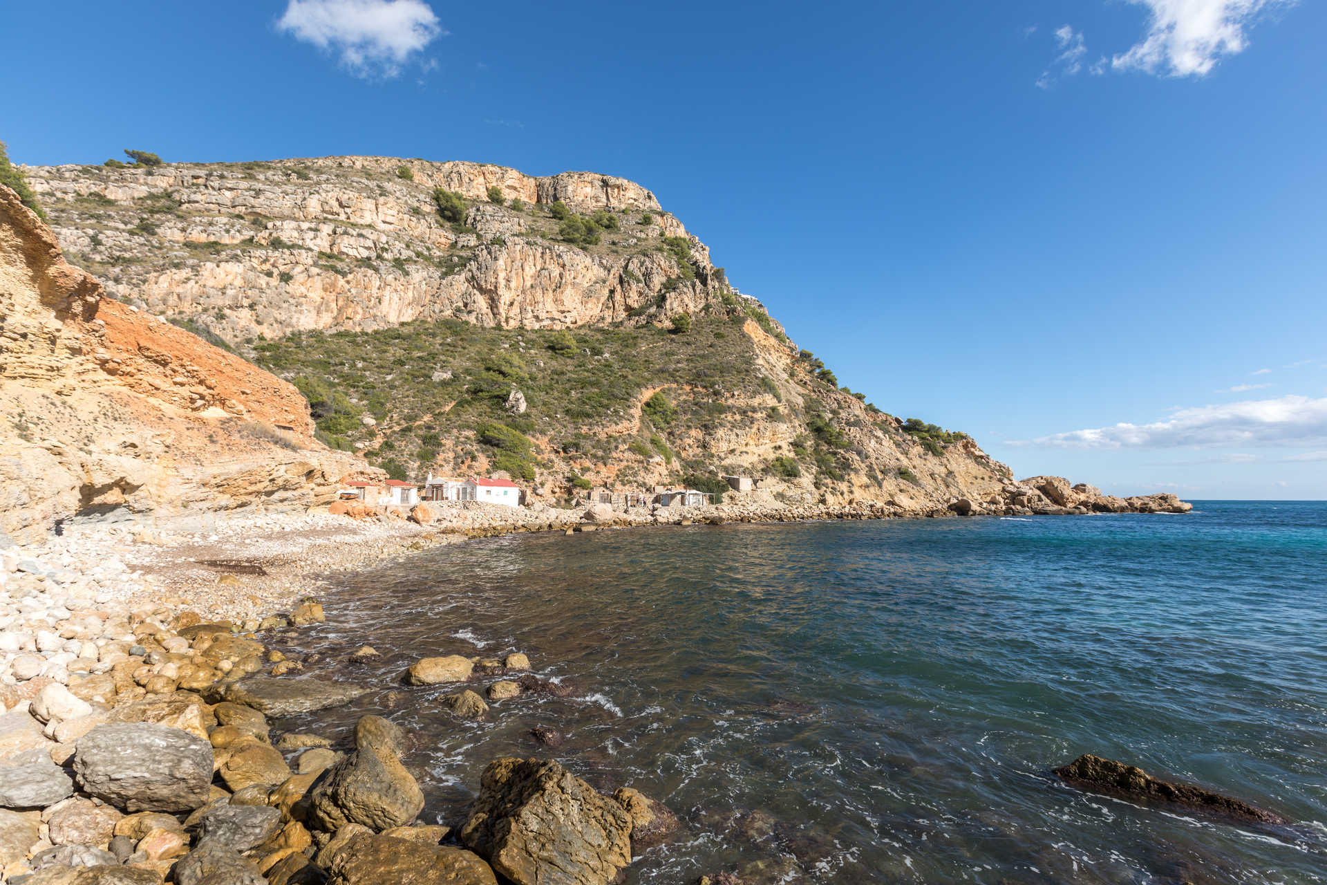 La ruta de los acantilados, la senda que te llevará a una de las pocas playas vírgenes de la Comunitat