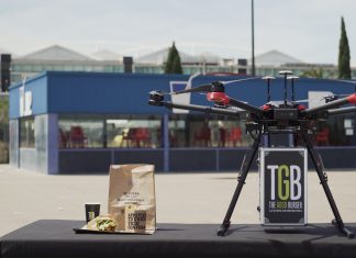 Una cadena de restaurantes prueba el reparto de comida a domicilio con drones