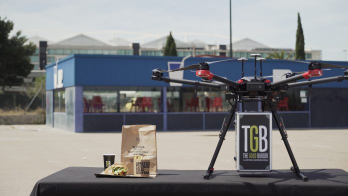 Una cadena de restaurantes prueba el reparto de comida a domicilio con drones