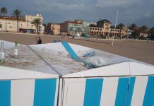 Los botellones en la playa destrozan varios chiringuitos de la Malvarrosa destrozan chiringuitos