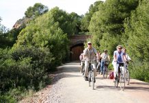 Así es La vía Verde del Mar: una ruta con vistas al mar a través de un antiguo tramo ferroviario