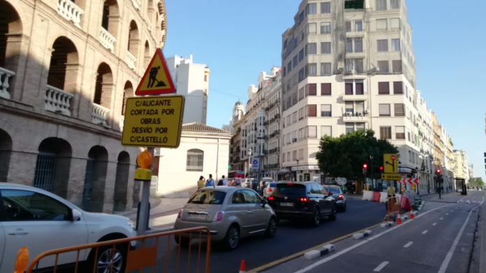 La calle Alacant se cierra al tráfico por las obras de la línea 10 del metro