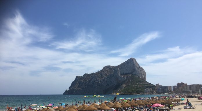 Otras dos playas valencianas cierran por restos de residuos La tasa turística no será una realidad hasta 2024 o 2025