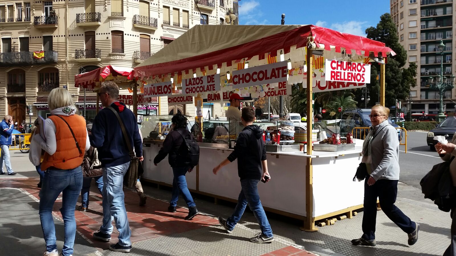 Las churrerías ambulantes regresan a Valencia por Fallas