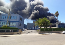 Més de cent persones desallotjades en un espectacular incendi de Picassent Más de cien personas desalojadas en un incendio de Picassent