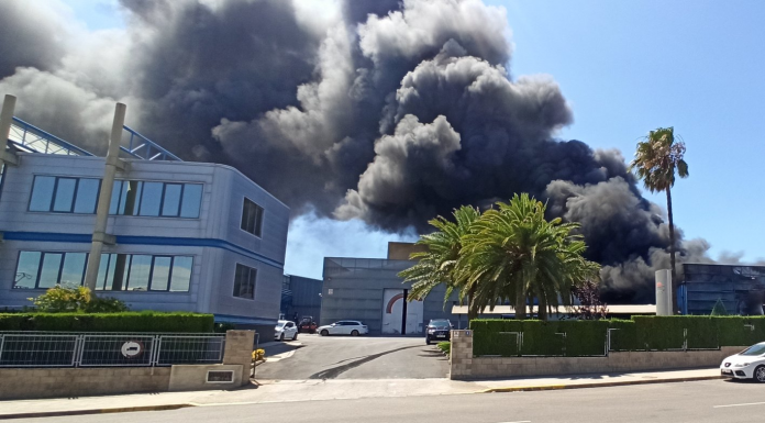 Més de cent persones desallotjades en un espectacular incendi de Picassent Más de cien personas desalojadas en un incendio de Picassent