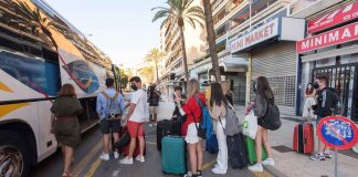 Valencia recibe a los estudiantes del macrobrote de Mallorca