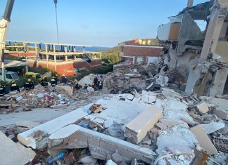 Entran en sus viviendas los vecinos de los edificios colidantes al que se derrumbó en Peñíscola