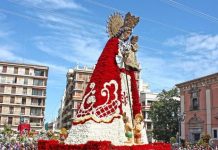 Así será la Ofrenda 2021: nuevo recorrido e indumentaria ligera Así será el manto de la Virgen en la Ofrenda: blanco y con margaritas