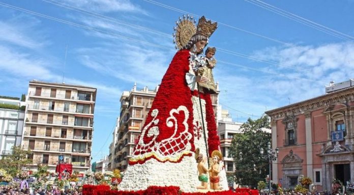 Así será el manto de la Virgen en la Ofrenda: blanco y con margaritas Así será el manto de la Virgen en la Ofrenda: blanco y con margaritas