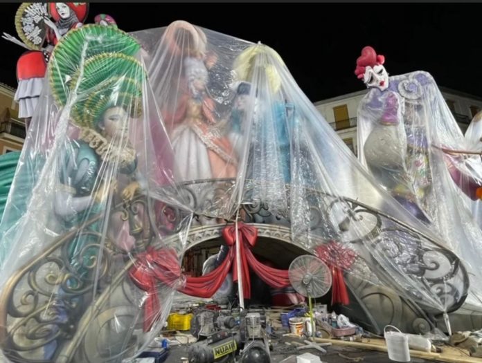 Los artistas falleros ponen los plásticos Los artistas falleros ponen los plásticos