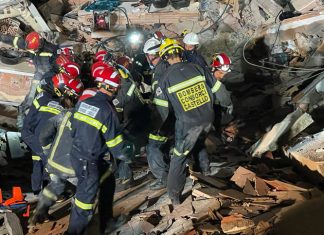 Los bomberos rescatan a una persona