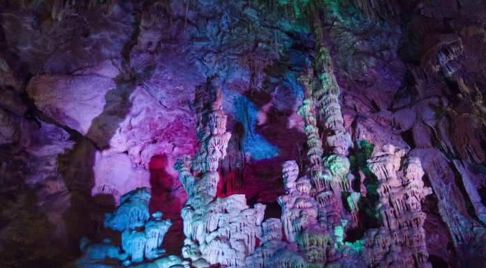 Una ruta por las Cuevas del Canelobre, una catedral oculta en las montañas valencianas