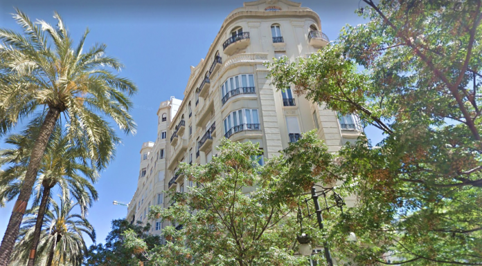 Un ascensor es despenja a València amb tres ocupants a l’interior Un ascensor se descuelga en Valencia con tres ocupantes en el interior