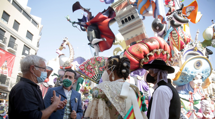 València esquiva l’efecte Falles i redueix la incidència de contagis Valencia esquiva el efecto Fallas y reduce la incidencia de contagios