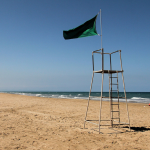 Un policía de vacaciones salva la vida de una mujer en la playa del Mareny