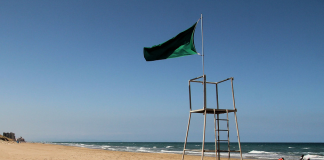Un policía de vacaciones salva la vida de una mujer en la playa del Mareny