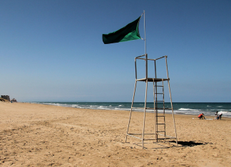 Un policía de vacaciones salva la vida de una mujer en la playa del Mareny