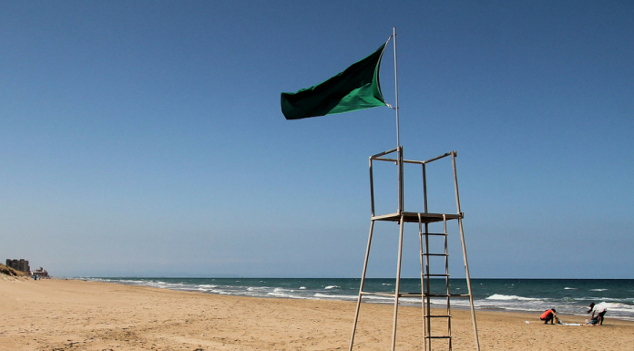 Un policía de vacaciones salva la vida de una mujer en la playa del Mareny Un policía de vacaciones salva la vida de una mujer en la playa del Mareny