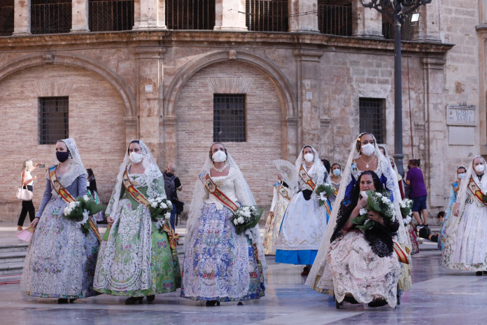 Valencia estudia permitir que las falleras desfilen en la Ofrenda de saragüells