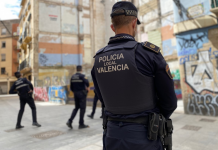 Pánico en una calle de Valencia: un hombre amenaza con un cuchillo a los viandantes