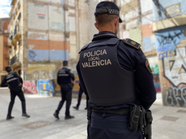 Pánico en una calle de Valencia: un hombre amenaza con un cuchillo a los viandantes