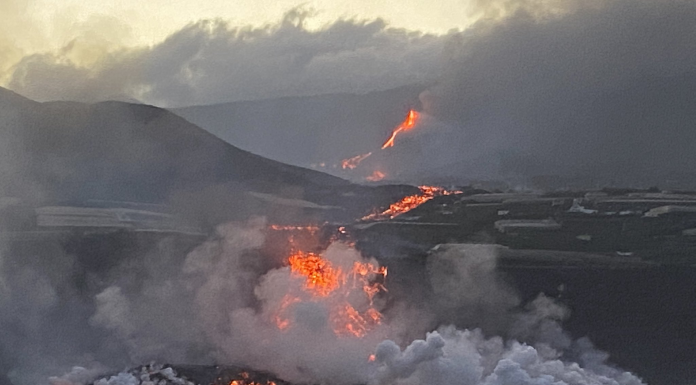 VÍDEO | La lava del volcán llega al mar y forma una pirámide «impresionante» VÍDEO | La lava del volcán llega al mar y forma una pirámide "impresionante" de 50 metros