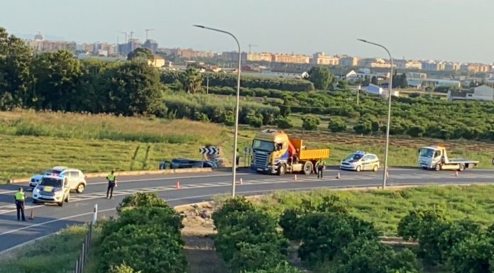 Vídeo: Un coche se sale de carretera de Moncada a la altura de Benifaraig