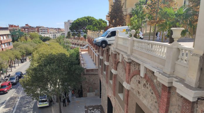 Una furgoneta queda colgada a casi 10 metros del suelo
