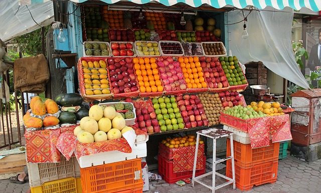 Cierran un local que tiraba insecticida a la fruta