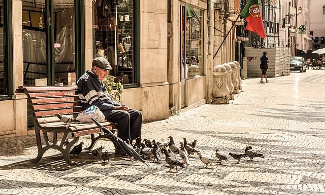 Un anciano hace mal una transferencia y pierde todos sus ahorros un anciano