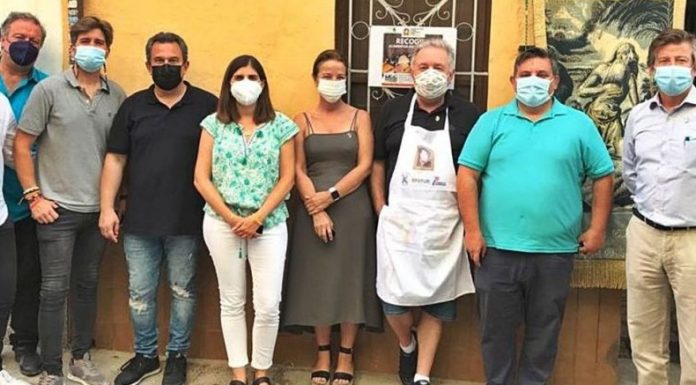 Los clavarios de San Onofre obsequian a 7 Televalencia con la insignia de plata san onofre