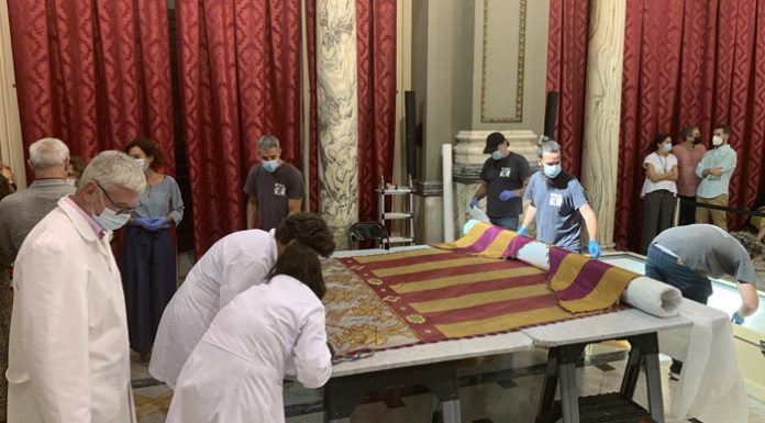 Restauren la Real Senyera de 1928 a pocs dies del 9 d’Octubre la Real Senyera