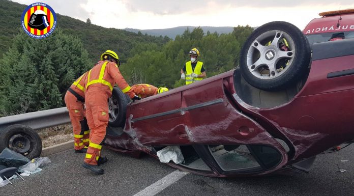 Dos coches volcados tras dos accidentes en Buñol y Guadassuar coches volcados