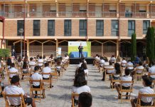 Denuncien a un col·legi valencià per castigar sense classe a xiquetes amb faldes «massa» curtes Denuncian a un colegio valenciano por castigar sin clase a niñas con faldas "demasiado" cortas