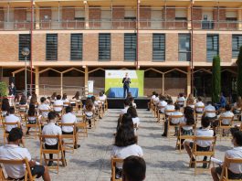 Denuncian a un colegio valenciano por castigar sin clase a niñas con faldas "demasiado" cortas