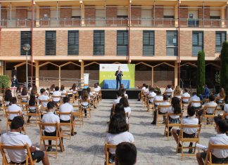 Denuncian a un colegio valenciano por castigar sin clase a niñas con faldas "demasiado" cortas