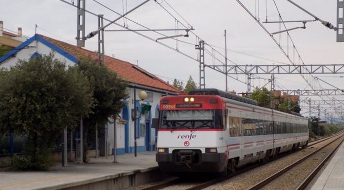 Evacuación de emergencia en Alfafar tras la avería de un tren con pasajeros Evacuación de emergencia en Alfafar tras el incendio de un tren con pasajeros
