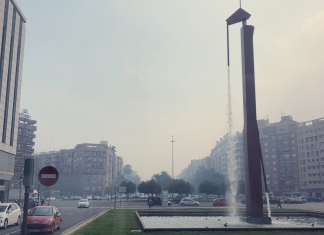 Una humareda blanca cubre toda la ciudad de Valencia