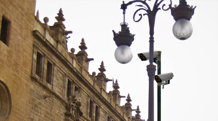 Las entidades festivas de Ciutat Vella se unen para frenar la puesta en marcha las cámaras sancionadoras El Ayuntamiento multará a los coches que entren en Ciutat Vella a partir diciembre