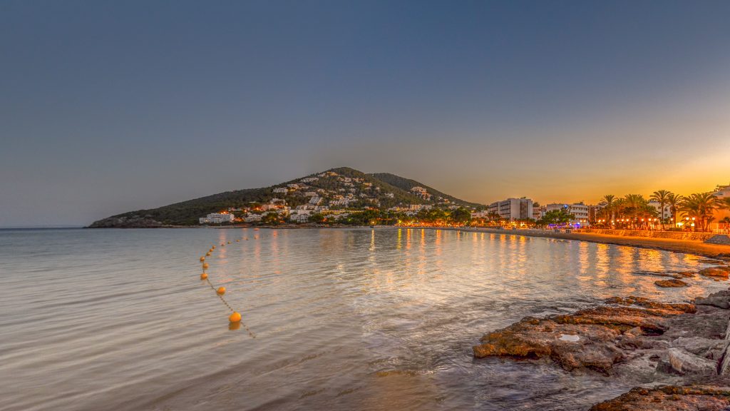 Ibiza, un paraíso para descubrir también en otoño desde Valencia