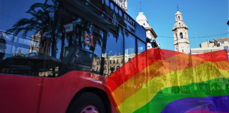 Detienen a dos jóvenes por insultar y amenazar a una pareja gay en Valencia
