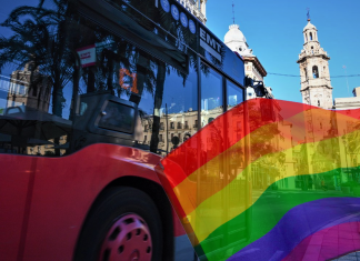 Detienen a dos jóvenes por insultar y amenazar a una pareja gay en Valencia