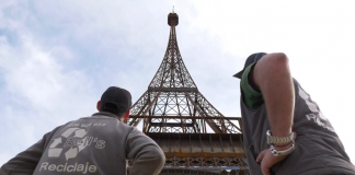 Construyen una Torre Eiffel valenciana de 15 metros